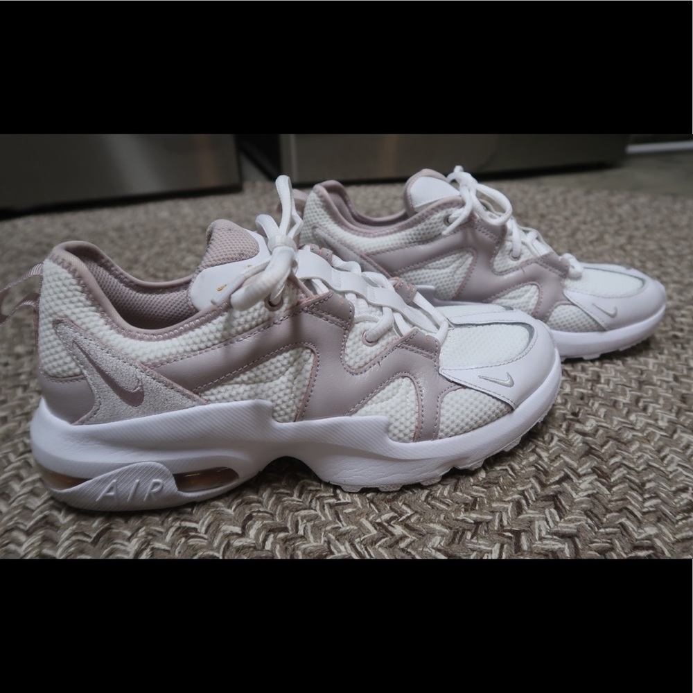 Womens’ NIKE SNEAKERS